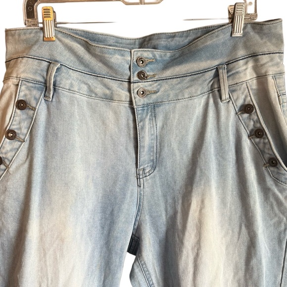 Suzanne Betro Denim - Sailor Jeans in Lightwash Wide-leg Size 16